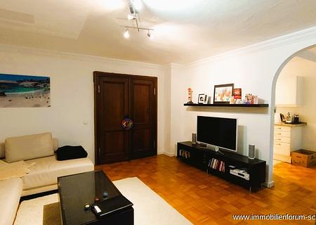 Freie 2-Zimmer-Wohnung direkt am Schwabinger Bach ab sofort zu verkaufen! - Wohnzimmer möbliert