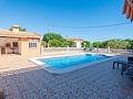 Sehr schöne Landhaus-Villa mit 3 Schlafzimmern, 2 Bädern, Dachterrasse und Privatpool