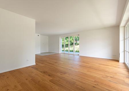 Zum Erstbezug: Familiengerechtes Reiheneckhaus mit Terrassen und Privatgarten - Wohnzimmer mit Küchenanschlüssen
