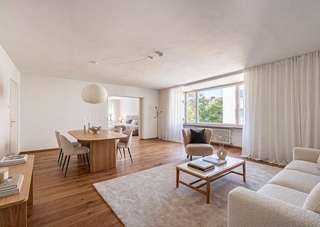 Viel Licht, viel Potenzial: 3 Zimmer-Wohnung mit Westbalkon zur Selbstgestaltung - Wohnzimmer (visualisiert)