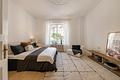 Großzügigkeit im Herzen Schwabings: Stilvoller Altbau mit 6 Zimmern und ruhigem Innenhof-Balkon - Schlafzimmer mit Ostausrichtung zum Innenhof