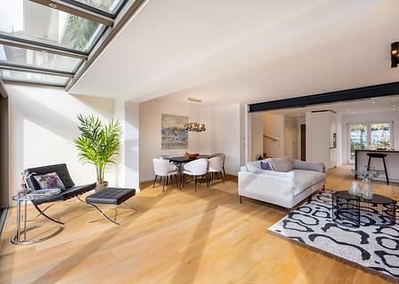 Familiengerecht: Soeben saniertes Reiheneckhaus mit Wintergarten, Terrassen und Südgarten - Weitläufiger Livingbereich