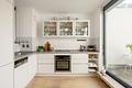 Lichtfülle über den Dächern der Stadt: Loftartige Maisonette mit Dachterrasse - Charmante Einbauküche mit Arbeitsflächen aus Granit