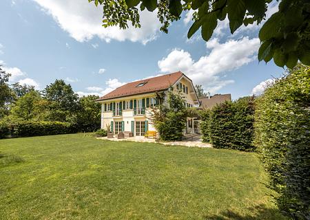 Elegante Villa im Landhausstil mit separatem Einlieger- oder Bürobereich - Eleganter Landhaus-Stil 