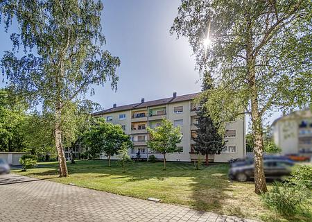 3 Zimmer, Balkon, Garage und Stellplatz in der beliebten Südstadt - Ostansicht
