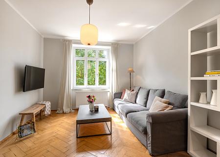 Denkmalgeschütztes 2-Zimmer-City-Apartment mit Blick auf den Roecklplatz - Gemütlicher Altbau-Charme