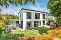 Englisch inspirierte, neuwertige Villa von 2019, in nobelster Grünwalder Lage - Klassisch-elegante Familienvilla in absolut ruhiger, grüner Villenlage