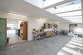 Funktionale 2-Zimmer-Wohnung mit Garage und großer Lagerhalle – solides Objekt mit Potenzial - Halle