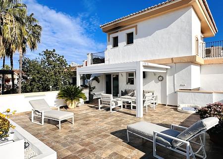 Außergewöhnlich schöne, komplett neu renovierte Penthousewohnung mit 3 Terrassen und Garage nur 500 m zum Meer