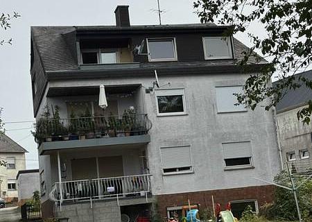 Wohnen über den Dächern von Trier – 4 Zimmer, Süd-Balkon, Garage & großer Dachraum - 5 Rückansicht mit Einfahrt