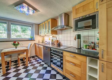 Zentrale Lage & eigener Garagenstellplatz: Helle gepflegte 2-Zimmer-Souterrainwohnung in Ettlingen - Küche