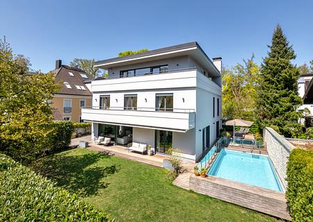 Großzügig, individuell und perfekt für Familien: Exklusive Villa mit Garten und Pool - Großzügige Familienvilla