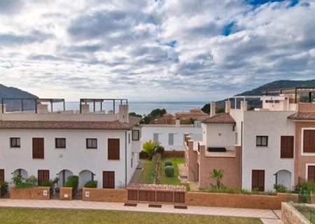 Mallorca modernes Reiheneckhaus mit Garten in Camp de Mar zu verkaufen