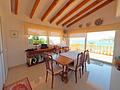 Wunderschöne Villa mit 3 Schlafzimmern, 3 Bädern, Privatpool, Meerblick und direktem Strandzugang