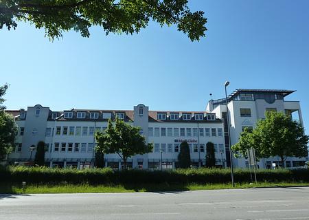 Tiefgaragenstellplätze miteinander in Happing zu vermieten - Hausansicht