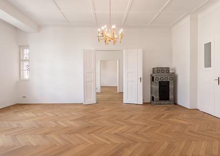 Rarität im Herzen Schwabings: 6-Zimmer-Altbauwohnung im Jugendstil-Juwel - Wohnzimmer mit charaktervollem Erker