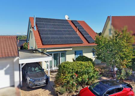 Viel Platz für die ganze Familie, Fertighaus mit Garten, Kamin & zusätzlichem Wohnbereich - Hausansicht