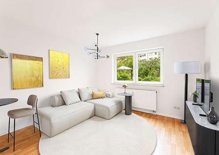 HEGERICH: Renovierte 1-Zimmer-Wohnung mit guter Raumnutzung - Wohnzimmer virtuell möbliert