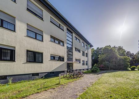 Attraktive Zweizimmerwohnung im Souterrain mit Tiefgaragenstellplatz am Berliner Platz - Außenansicht