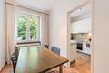Stil und Charme: Möblierte 2,5-Zimmer-Wohnung mit Balkon in feinster Bogenhauser Lage - Essdiele und Küche