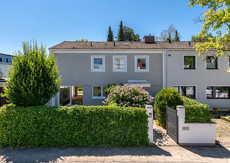 Modernisiertes, großzügiges Eckhaus mit 4 Schlafzimmern, Pool und prächtigem Garten - Zurückversetzte Lage