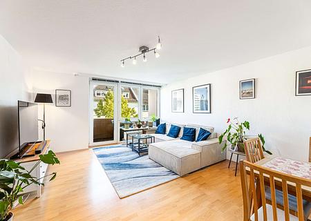 HEGERICH: Kapitalanlage in gefragter Lage – Vermietete 2-Zimmer-Wohnung mit Loggia - Wohnzimmer