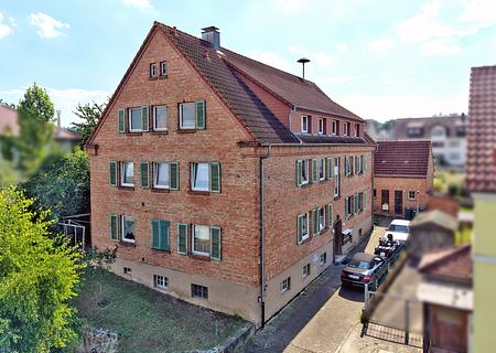 Historischer Charme, sichere Rendite: Voll vermietetes Denkmalobjekt mit 9 Wohneinheiten - Haus Straßenseite