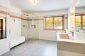 Exklusive Landhaus-Villa in malerischer Landschaft zwischen See und Golfplatz - Tageslicht-Bad mit Wäschelift