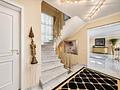 Walmdach-Einfamilienhaus mit schönem Garten, Wintergarten & vielseitigem Souterrain am Isarhochufer - Eleganter Eingangsbereich