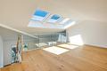 Villen-Architektur trifft Design-Ästhetik: Wohnung mit Dachterrasse zum Erstbezug - Helle Galerie Ebene