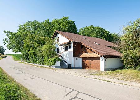 Mehr Platz. Mehr vom Leben. Vielseitiges Ein-/Zweifamilienhaus mit Mehrwert - Straßenansicht