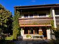 Herbstlicher Traumgarten umgibt geräumige DHH in Gilching - Ansicht auf die Terrasse am Haus