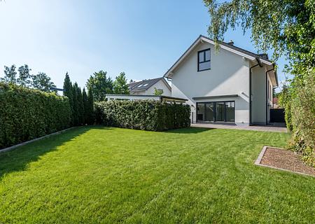 Moderne Haushälfte mit 6 Zimmern und stylischem Flair - Großzügiger Garten
