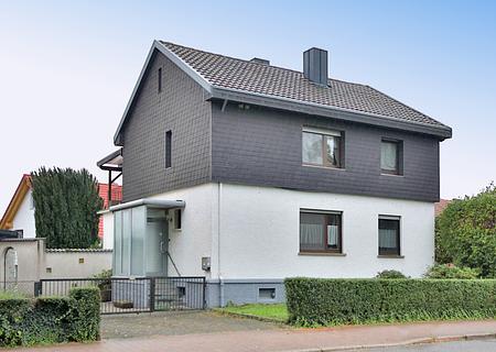 Zentral gelegenes Einfamilienhaus mit großzügigem Gartengrundstück und Bauplatzoption - Außenansicht