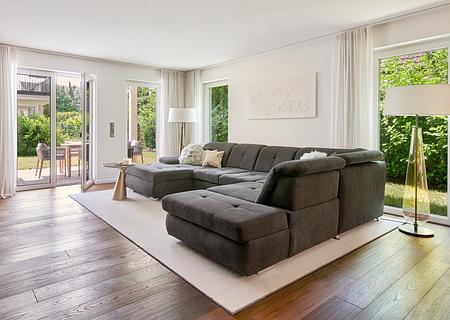 "Haus im Haus" in ruhiger Lage: Exklusive 5-Zimmer-Maisonette mit privatem Indoor-Pool und Garten - Großzügigkeit und Lichtfülle
