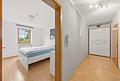 Hier lässt es sich gut leben! Gepflegte, ruhige und helle 3-Zimmer Wohnung mit 2 Balkonen und TG - Blick in das Schlafzimmer.  (Bild KI gestützt bearbeitet)