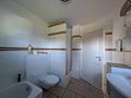 Großes Grundstück und ein altes Einfamilienhaus in Niendorf - weiter vermieten oder neu bauen? - Badezimmer