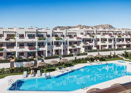 Penthouse-Wohnungen mit 3 Schlafzimmer, 2 Bädern, Dachterrasse, Tiefgaragenstellplatz und Gemeinschaftspool nur 500 m vom Strand