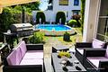 Gepflegtes Einfamilienhaus mit schönem Garten in ruhiger Wohnlage - Terrasse mit Blick auf den Pool