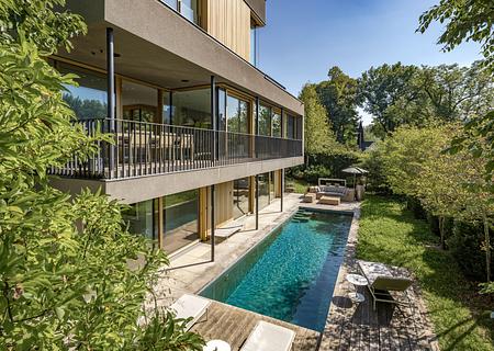 Architekten-Villa mit hochklassiger Ästhetik, Spa-Bereich und Pool in einzigartiger Lage - Die zeitlose Highend-Architektur liegt eingebettet in idyllischer Natur