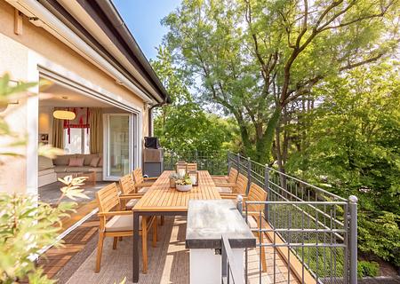 Haus im Haus: Maisonette-Wohnung über 222 m² mit drei Terrassen in grüner Toplage - Dachterrasse (virtuell möbliert)
