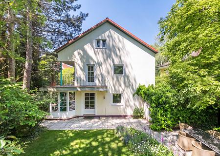 Zur Modernisierung in Toplage Villenkolonie I: Geräumiges Familiendomizil mit idyllischem Garten - Charmante Gartenfront