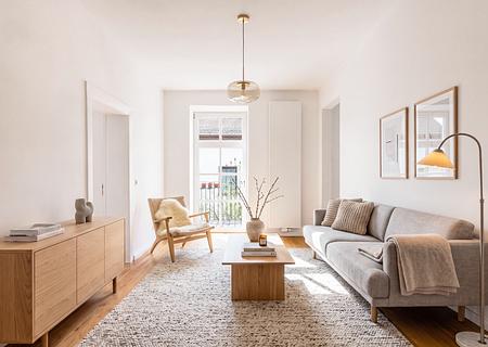 Lichtdurchflutete 2-Zimmer-Altbauwohnung mit Charme und Südbalkon am Zenettiplatz - Wohnzimmer mit Südbalkon (virtuell möbliert)