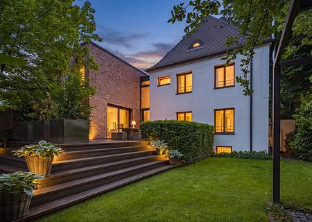 Zeitlose Modernität: Exklusive Architekten-Villa mit Indoor-Pool, Spa und Gartenidyll -  Exklusive Villa mit Pool & Spa 