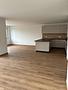 HEGERICH: Wohnträume werden wahr – Stilvolle Neubauwohnung mit sonnigem Balkon - Wohnzimmer mit Küche