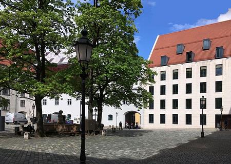 Zentral in München: moderne Wohnung im alten Hof in Erbpacht optional mit TG-Stellplatz - alter Hof
