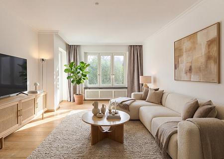 Stil und Charme: Reizendes Stadtdomizil mit Balkon in feinster Bogenhauser Lage - Elegantes Wohnzimmer (virtuell möbliert)