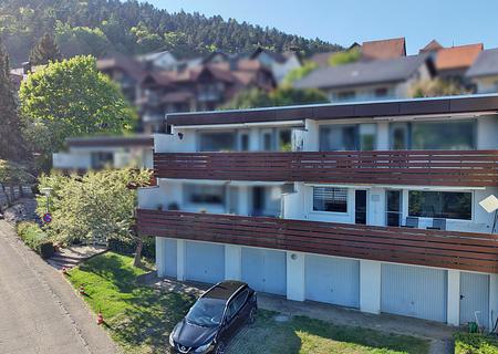 Geschmackvoll möblierte 3-Zimmer-Wohnung mit Garage und Balkon - traumhafter Ausblick inklusive - Wohnung Balkonseite