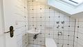 Altbaucharme & Bergblick – 2-Zimmer-Dachgeschoss mit Potenzial für 3 Zimmer in Freilassing - Toilette