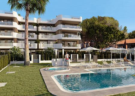 Appartements mit 2 Schlafzimmern, 2 Bädern, Fußbodenheizung in Bädern, Klimaanlage und Gemeinschaftspool nur 250 m vom Meer